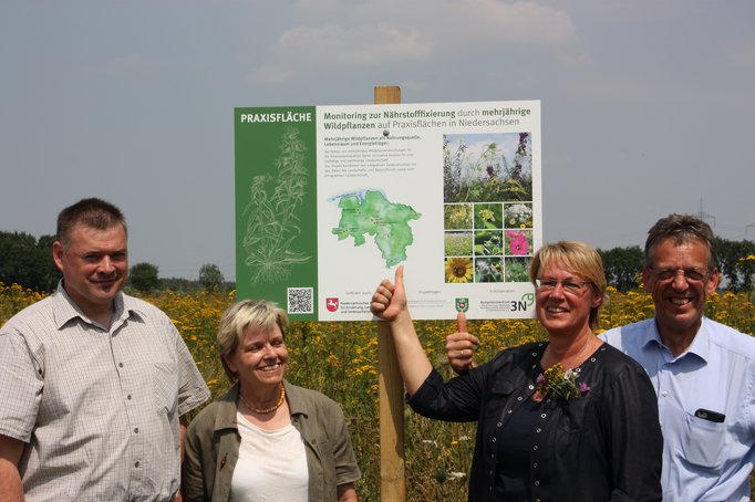 Auf dem Bild zu sehen v.l.:  Josef Schröer, Stellv. LJN-Präsident, Dr. Marie-Luise Rottmann-Meyer, Geschäftsführung 3N Kompetenzzentrum, Niedersachsens Landwirtschaftsministerin Barbara Otte-Kinast, LJN-Präsident Helmut Dammann-Tamke. 