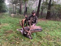 Oliver Müller mit dem erlegten Damhirsch