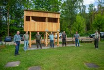 Der neue Hochsitz ist fertig. Im Bild von links nach rechts: Claus Deig, Uwe Melching, Wolfgang Böttcher, Wolfgang Lüer, Marc Rosenberg, Carsten Henkel und Dr. Karl Schumann.