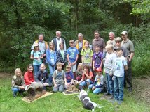 Gruppenbild mit Jägern und Hund
