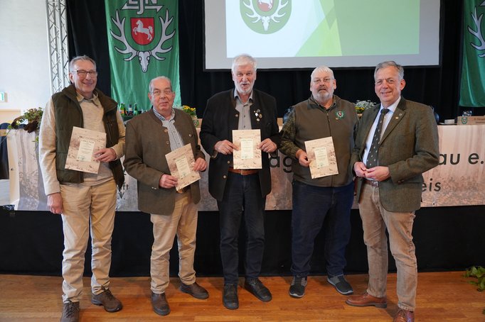 Erhielten mit dem LJN-Verdienstabzeichen in Gold die höchste Auszeichnung des Verbandes (v.l): Dr. Hermann Gerken (JS Zeven), Paul-Eric Stolle (JS Hannover-Land), Hans-Christoph Cohrs (JS Lüneburg) und Otto Thiele (JS Burgdorf) mit LJN-Präsident Helmut Dammann-Tamke. 