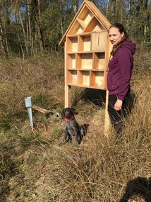 Hegering Sottrum Tina Holsten und ihr Hund Lana vor dem Insektenhotel