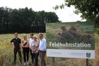 Auf dem Foto zu sehen (v.l.) Frank Roeles, LJN-Projektleiter Lebensraumverbund Feldflur Niedersachsen, Anna Kebschull Landrätin des Landkreises Osnabrück (Bündnis90/Die Grünen), der örtliche CDU-Landtagsabgeordnete Christian Calderone, Niedersachsens Landwirtschaftsministerin Barbara Otte-Kinast und LJN-Präsident Helmut Dammann-Tamke. 