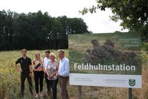 Auf dem Foto zu sehen (v.l.) Frank Roeles, LJN-Projektleiter Lebensraumverbund Feldflur Niedersachsen, Anna Kebschull Landrätin des Landkreises Osnabrück (Bündnis90/Die Grünen), der örtliche CDU-Landtagsabgeordnete Christian Calderone, Niedersachsens Landwirtschaftsministerin Barbara Otte-Kinast und LJN-Präsident Helmut Dammann-Tamke. 