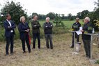 Robert Lohkamp (re.), Vorsitzender der Jägerschaft Ammerland erläutert die Leistungen der Jäger im Bereich Natur und Artenschutz