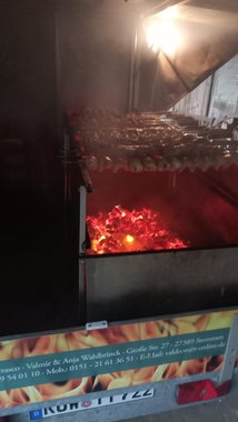 Das Grillfeuer lodert ordentlich!