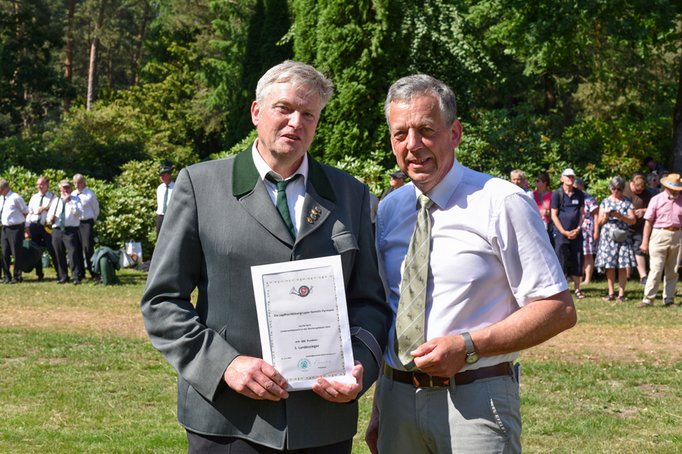 Siegerehrung Oberstufe: Friedhelm Blickwedel, Musikalischer Leiter Jagdhornbläsergruppe Hameln-Pyrmont, mit LJN-Präsident Helmut Dammann-Tamke Foto: Kapuhs/LJN