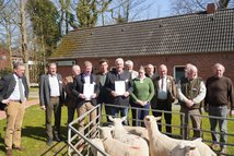 Simon Grootes, Bezirksvorsitzender der Jägerschaften im Bezirk Ostfriesland (3.v.l.) und der Stellv. Bezirksvorsitzende Gernold Lengert (4.v.l.) mit weiteren Unterzeichnern der „Auricher Erklärung“. © Cord Dreyer