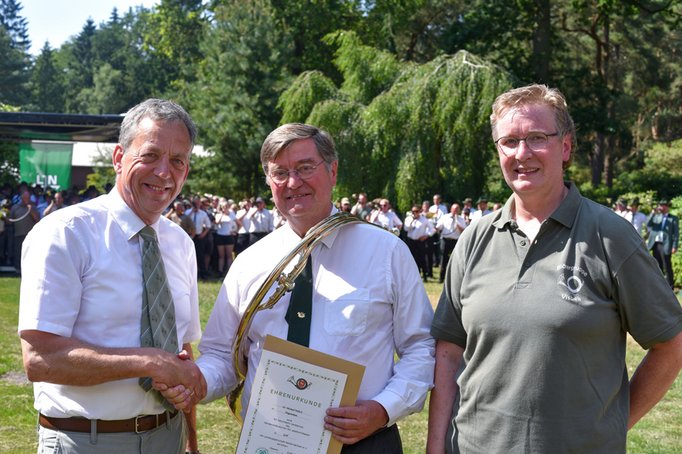 Dr. Michael Welsch (mi.) aus der Jägerschaft Hameln-Pyrmont erhielt im Rahmen des Kürwettbewerbes für seine herausragenden Verdienste um das Jagdhornblasen das LJN-Verdienstabzeichen für Jagdhornbläser in Gold aus den Händen von Sigrid Tönnies, Landesobfrau für das Jagdhornblasen und LJN-Präsident Helmut Dammann-Tamke Foto: Kapuhs/LJN