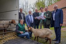 Auf dem Foto zu sehen stehend v.l.: Detlef Grüßing, Stellv. Vorsitzender Landwirtschaftlicher Hauptverein für Ostfriesland e.V., Heiko Albers, Präsident des Wasserverbandstag e. V. Bremen, Niedersachsen, Sachsen-Anhalt, Gernold Lengert, Stellv. Bezirksvorsitzender der Jägerschaften im Bezirk Ostfriesland, Marcus Henke, Präsident der Landesjägerschaft Bremen e.V., Helmut Dammann-Tamke, Präsident der Landesjägerschaft Niedersachsen e.V., Olaf Meinen, Landrat des Landkreises Aurich. Sitzend: Wilfried Wachtendorf, Berufsschäfer  