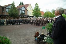 Das Foto zeigt das Bläsertreffen auf der Blumenschau von Papenburg auf dem Vorplatz von Meyers Mühle. (Foto: Thomas Schomaker)