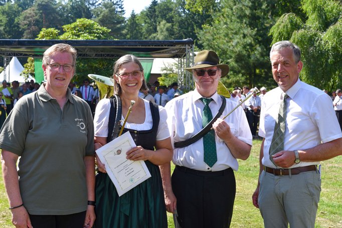 Siegerehrung: Dörte Heidenecker (2.v.l.), Musikalische Leiterin der Jagdhornbläsergruppe Betzendorf freute sich sichtlich über den Sieg Foto: Kapuhs/LJN