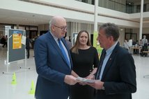 LJN-Präsident Helmut Dammann-Tamke (re.) überreichte im Beisein von Landtagspräsidentin Dr. Gabriele Andretta, EU-Kommissar Phil Hogan (li.) einen aktuellen Situationsbericht zum Wolf in Niedersachsen.   