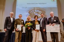 Foto: © Simona Bednarek; Dieter Pasternack, der Vorsitzende der Jägerschaft Osterode Dr. Karl Schumann, Christina Zampieri und Bettina Lagg, beide Grundschule Hörden, der Stellv. Vorsitzende der JS Osterode,Claus-Wilhelm Deig, Umweltminister Olaf Lies