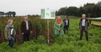 An einer Wildpflanzen-Projektfläche v.l.: 3N-Geschäftsführerin Dr. Marie-Luise Rottmann-Meyer, Stellv. LJN-Präsident Josef Schröer, Niedersachsens Landwirtschaftsministerin Barbara Otte-Kinast, Christopher Straeter, Referent Nachwachsende Rohstoffe und Bioökonomie im ML und Johann Högemann, Naturschutzobmann der Jägerschaft Lingen.
