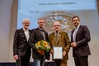 Foto: © Simona Bednarek; Dieter Pasternack (li.) und Umweltminister Olaf Lies (re.) überreichten dem Naturschutzobmann der JS Verden Gerd Offer (2.v.l.), der für die fachliche Planung und Umsetzung aller Biotope verantwortlich ist und dem Vorsitzenden der JS Verden, Jürgen Luttmann (2.v.r), die Herzog Julius Medaille sowie den Niedersächsischen Umweltpreis 2022 für ihr Siegerprojekt