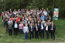 Im Vordergrund  v.l.: Dr. Frank Corleis, Leiter SCHUBZ Lüneburg, Heinz Grässner, Präsident des Angelfischerverband im Landesfischereiverband Weser-Ems e.V., Grant Hendrik Tonne, Niedersächsischer Kultusminister, Karsten Behr, Geschäftsführer Niedersächsische Bingo-Umweltstiftung, Sandra Harms, SCHUBZ Lüneburg und Helmut Dammann-Tamke, Präsident der Landesjägerschaft Niedersachsen e.V. Im Hintergrund: Teilnehmer der Initiative ErlebnisNatur  