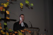 Pastor Selke mit Duschradio.