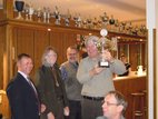 Samuel Stoll (stv. Bürgermeister, 1. von links) überreicht den Gemeindepokal an den siegreichen Hegering