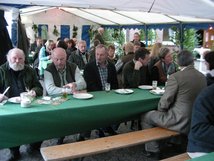 warten andere geduldig auf ihren Einsatz.