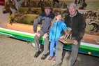 Samira Schwantje zwischen den Jägern