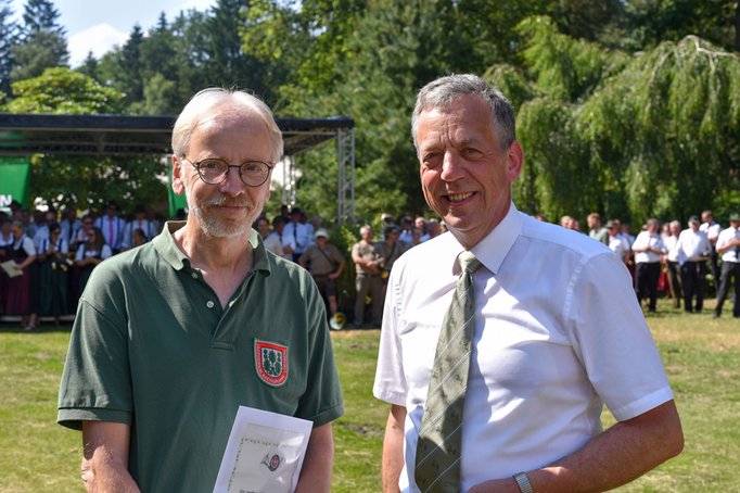 Siegerehrung in der Mittelstufe: Kunibert Zirkel, Musikalischer Leiter der Jagdhornbläsergruppe Lönsberg mit LJN-Präsident Helmut Dammann-Tamke Foto: Kapuhs/LJN