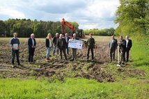   Im Beisein der Landrätin des LK Osnabrück, Anna Kebschull, des Kreisrat Dr. Winfried Wilkens und des Bürgermeisters von Merzen, Gregor Schröder starteten LJN-Präsident Helmut Dammann-Tamke, Stellv. LJN-Präsident Josef Schröer und LVFN-Projektleiter Frank Roeles gemeinsam mit dem Kreisjägermeister und Bezirksvorsitzenden Martin Meyer Lührmann und dem Vorsitzenden der Jägerschaft Bersenbrück, Klaus Overbeck, den Baubeginn der Feldhuhnstation in Merzen. Foto: Maik Lammers 