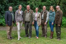 Die Vorstandsmitglieder, Botschafterinnen und der Schirmherr der Norddeutschen Wildtierrettung e. V. (v. l. n. r.) Andreas Brandt, Anna Kaufmann, Axel Claußen, Inga Maushake-Chelius, Hartwig Fischer, Sonja Wilkening und Detlef Zacharias. (© Hollweg/DJV)