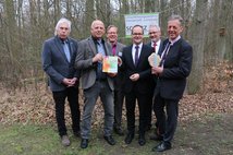  v.l.: Werner Klasing, Präsident des Anglerverbands Niedersachses e.V., Heinz Gräßner, Präsident des Sportfischerverbands im Landesfischereiverband Weser-Ems, Dr. Frank Corleis, Leiter SCHUBZ, Niedersachsens Kultusminister und Schirmherr der Qualifizierungsoffensive Grant Hendrik Tonne, Dr. Andreas Lindemann für die Nds. Bingo-Umweltstiftung und Helmut Dammann-Tamke, Präsident der Landesjägerschaft Niedersachsen e.V. 