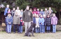 Anschaulicher und praktischer Jagd-Unterricht in den Schulen kann die Schüler in allen Altersgruppen noch fastzinieren - Schüler der Grundschule Werlte werden hier als Beispiel von Forstoberinspektor Thomas Schomaker über das jagdliche Hundewesen informie